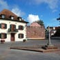 Nous rrivons sur la place principale de Saint-Jean-le-Vieux. Ce site a été occupé depuis l'Antiquité par les Romains qui en avaient fait une étape avant la traversée des Pyrénées.